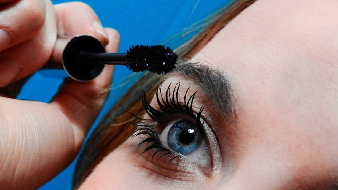 perfect-apply-mascara-on-eyes